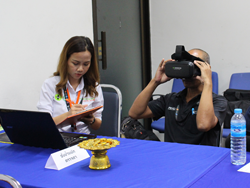 ตรวจประเมินการมองเห็นในภาวะแสงสลัว และความสามารถในการกะระยะด้วยเครื่อง VR Vision Screening