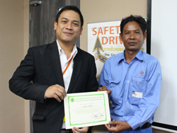 มอบประกาศนียบัตรให้กับผู้ที่ผ่านการฝึกอบรม Defensive Driving Certificate