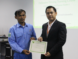 มอบประกาศนียบัตรให้กับผู้ที่ผ่านการฝึกอบรม Defensive Driving Certificate