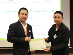 มอบประกาศนียบัตรให้กับผู้ที่ผ่านการฝึกอบรม