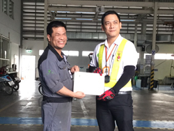 มอบประกาศนียบัตรให้กับผู้ที่ผ่านการฝึกอบรม