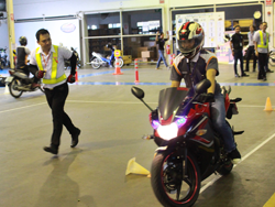 ฝึก และประเมินทักษะการขับขี่หลบหลีกสิ่งกีดขวางแบบ สลาลม Slalom Riding