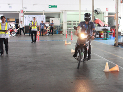 ฝึก และทดสอบทักษะการขับขี่หลบหลีกสิ่งกีดขวางแบบซิกแซก Slalom Riding