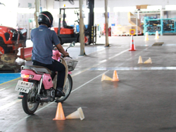 ฝึก และประเมินทักษะการขับขี่หลบหลีกสิ่งกีดขวางแบบ สลาลม Slalom Riding