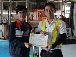 มอบประกาศนียบัตรให้กับผู้ที่ผ่านการฝึกอบรม