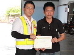 มอบประกาศนียบัตรให้กับผู้ที่ผ่านการฝึกอบรม Defensive Driving Certificate