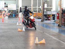 ฝึก และประเมินทักษะการขับขี่หลบหลีกสิ่งกีดขวางแบบ สลาลม Slalom Riding