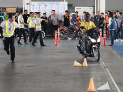 ฝึก และประเมินทักษะการขับขี่หลบหลีกสิ่งกีดขวางแบบ สลาลม Slalom Riding