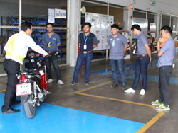 สาธิตเทคนิคการขับขี่รถจักรยานยนต์เชิงป้องกันอุบัติเหตุ Defensive Riding Technique Demonstration โดยหัวหน้าทีมครูฝึกอาจาร์อภิรัติ  คำสายพรม