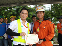 มอบประกาศนียบัตรให้กับผู้ที่ผ่านการฝึกอบรม