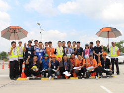 ถ่ายภาพร่วมกันเป็นที่ระลึก