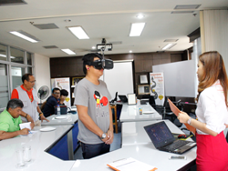 ตรวจประเมินการมองเห็นในภาวะแสงสลัวด้วยเครื่อง VR Vision Screening