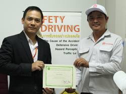 มอบประกาศนียบัตรให้กับผู้ที่ผ่านการฝึกอบรม Defensive Driving Certificate