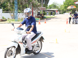 ฝึก และประเมินทักษะการขับขี่หลบหลีกสิ่งกีดขวางแบบซิกแซก Slalom Riding Technique