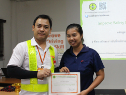 มอบประกาศนียบัตรให้กับผู้ที่ผ่านการฝึกอบรม Defensive Riding Certificate