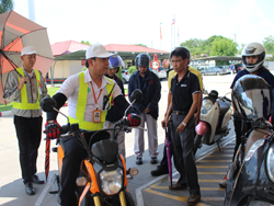 สาธิตเทคนิคการขับขี่รถจักรยานยนต์เชิงป้องกันอุบัติเหตุ Defensive Riding Technique Demonstration โดยหัวหน้าทีมครูฝึกอาจาร์อภิรัติ  คำสายพรม
