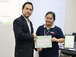 มอบประกาศนียบัตรให้กับผู้ที่ผ่านการฝึกอบรม Defensive Riding Certificate