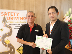 มอบประกาศนียบัตรให้กับผู้ที่ผ่านการฝึกอบรม
