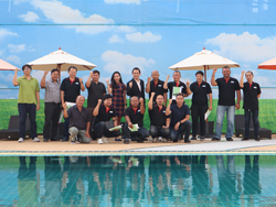 ถ่ายภาพร่วมกันเป็นที่ระลึก