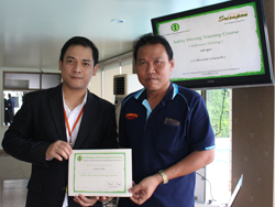มอบประกาศนียบัตรให้กับผู้ที่ผ่านการฝึกอบรม Defensive Driving Certificate