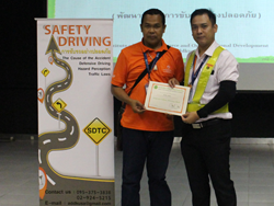 มอบประกาศนียบัตรให้กับผู้ที่ผ่านการฝึกอบรม Defensive Driving Certificate