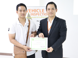 มอบประกาศนียบัตรให้กับผู้ที่ผ่านการฝึกอบรม Defensive Driving Certificate