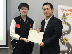 มอบประกาศนียบัตรให้กับผู้ที่ผ่านการฝึกอบรม