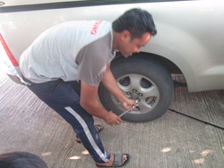 ฝึก และทดสอบทักษะการถอดเปลี่ยนยางในสถานการณ์ฉุกเฉิน