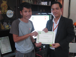 มอบประกาศนียบัตรให้กับผู้ที่ผ่านการฝึกอบรม