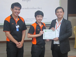 มอบประกาศนียบัตรให้กับผู้ที่สามารถทำคะแนนการทดสอบได้คะแนนสูงที่สุด