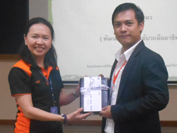 มอบของกำนันให้กับวิทยากรและทีมงานเป็นที่ระลึก