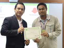 มอบประกาศนียบัตรให้กับผู้ที่ผ่านการฝึกอบรม