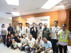 ถ่ายภาพร่วมกันเป็นที่ระลึก