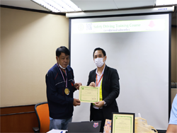 มอบประกาศนียบัตรให้กับผู้ที่ผ่านการฝึกอบรม