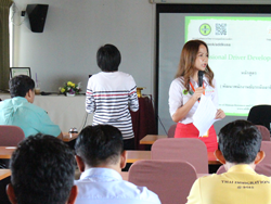 กล่าวต้อนรับพร้อมกระตุ้นการเรียนรู้ก่อนการฝึกอบรม โดยทีมงานสาวกระโปรงแดง