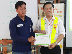 มอบประกาศนียบัตรให้กับผู้ที่ผ่านการฝึกอบรม