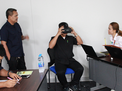 ตรวจประเมินการมองเห็นในภาวะแสงสลัวด้วยเครื่อง VR Vision Screening