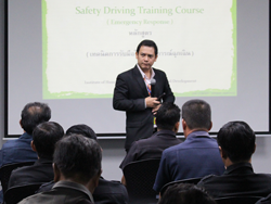 เทคนิคการขับรถหน้าฝนเชิงป้องกันอุบัติเหตุ Defensive Driving Technique in Rainy