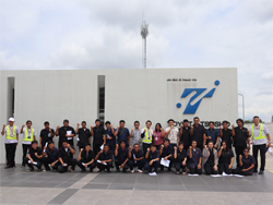 ถ่ายภาพร่วมกันเป็นที่ระลึก