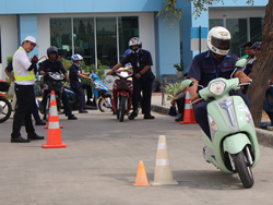 ฝึก และประเมินทักษะการขับขี่หลบหลีกสิ่งกีดขวางแบบซิกแซก Slalom Riding Technique