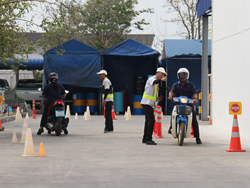 ฝึก และประเมินทักษะการตรวจสอบความปลอดภัย และการหยุดรถในสถานการณ์ฉุกเฉิน