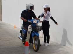 ให้กำลังใจกับผู้เข้ารับการทดสอบ