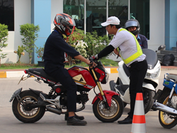 หัวหน้าทีมครูฝึกสรุปผลการฝึกอบรมพร้อมให้คำแนะนำเพิ่มเติม