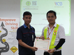มอบประกาศนียบัตรให้กับผู้ที่ผ่านการฝึกอบรม Defensive Riding Certificate