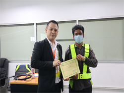 มอบประกาศนียบัตรให้กับผู้ที่ผ่านการฝึกอบรม