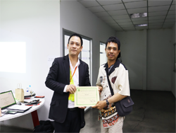 มอบประกาศนียบัตรให้กับผู้ที่ผ่านการฝึกอบรม