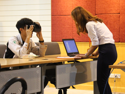 ประเมินความเสี่ยงที่มีผลต่อการมองเห็นในภาวะแสงสลัวด้วยเครื่อง VR Vision Screening