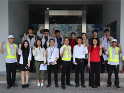 ถ่ายภาพร่วมกันเป็นที่ระลึก