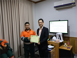 มอบประกาศนียบัตรให้กับผู้ที่ผ่านการฝึกอบรม