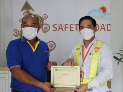 มอบประกาศนียบัตรให้กับผู้ที่ผ่านการฝึกอบรม